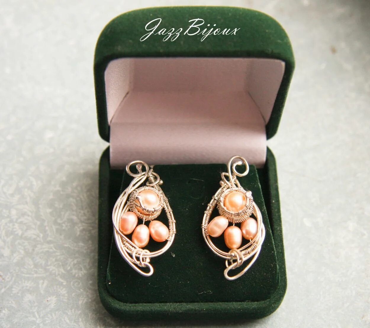 Серьги в коробочке. Серёжка золото в коробочке. Серьги в коробке. Серьги в коробочке. Серьги в коробочке.