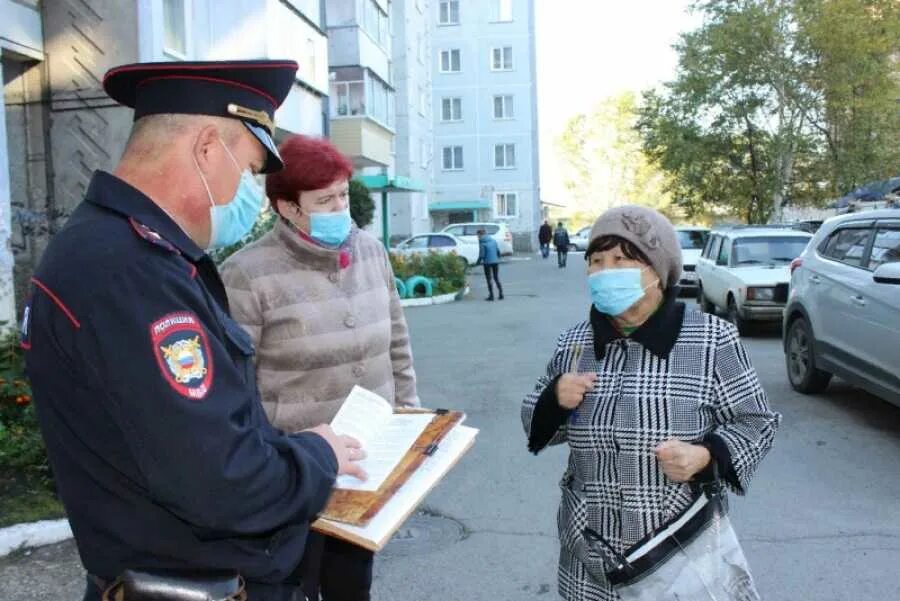 Полицейские Саяногорска. Полиция Саяногорск. Полиция Саяногорск сотрудники. Наряд полиции. Беседа с участковым