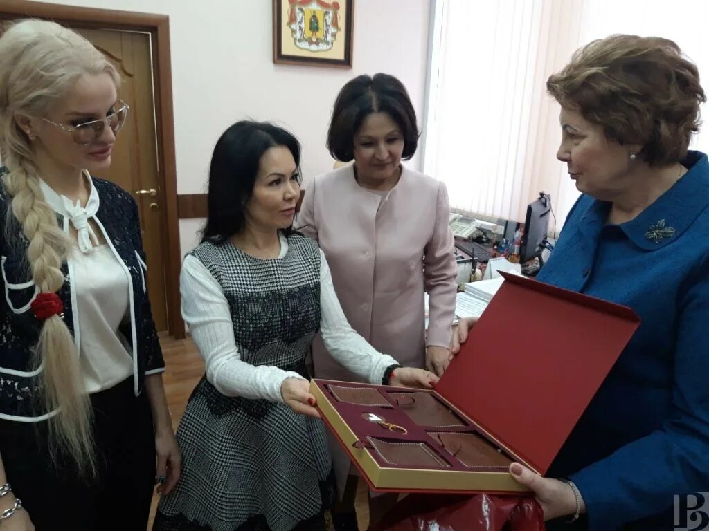 Рука помощи рязань. Товары благотворительного фонда. Рязанский фонд рука помощи. Встреча фотографии. Рука помощи рязань.