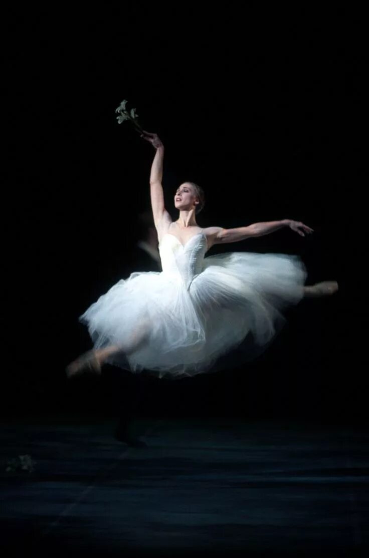 Балерина. Балет жизель финал. Балерина на темном фоне. Балерина улыбается. Танцы обои.