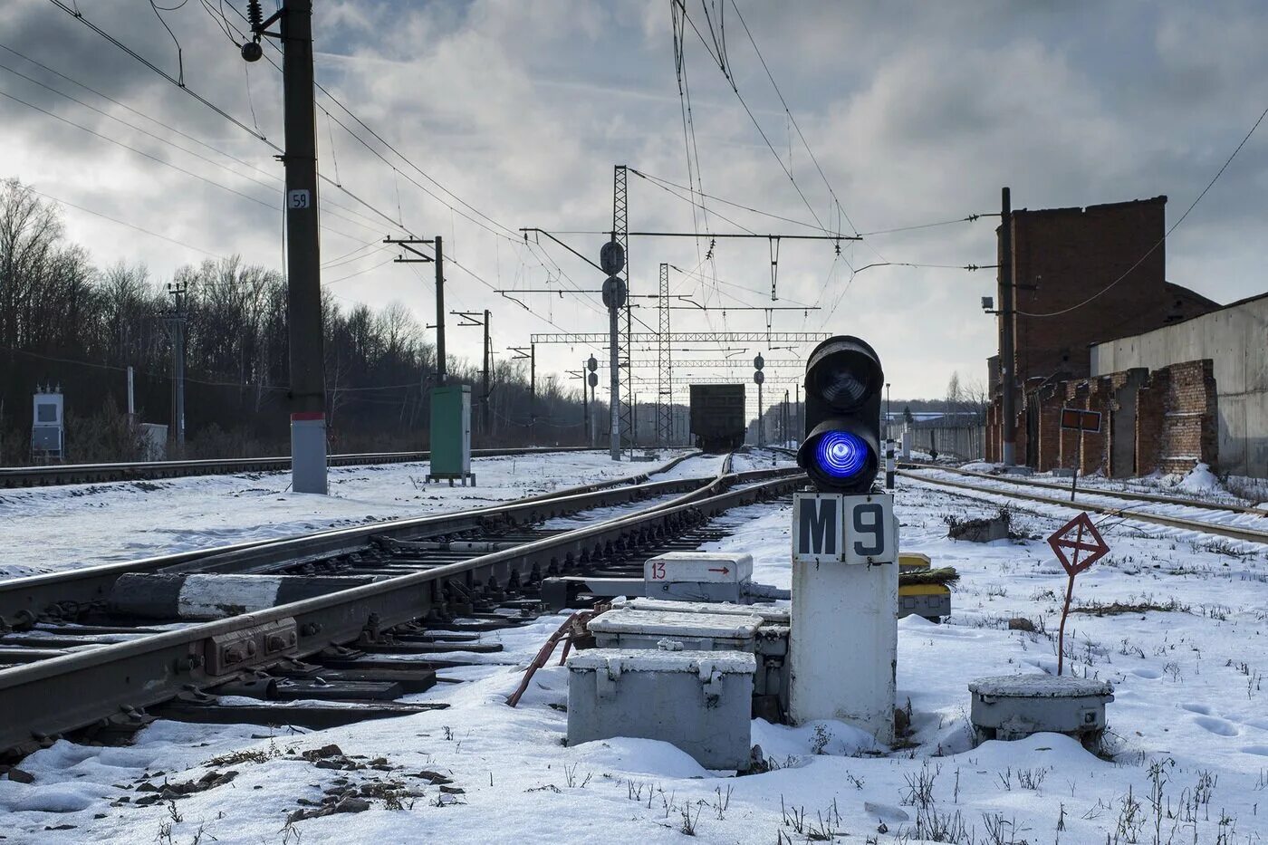 Украинская железная дорога. Неохраняемый железнодорожный переезд. П стоит на ж. Сцб на железной дороге что это. Железнодорожныйперерезд.