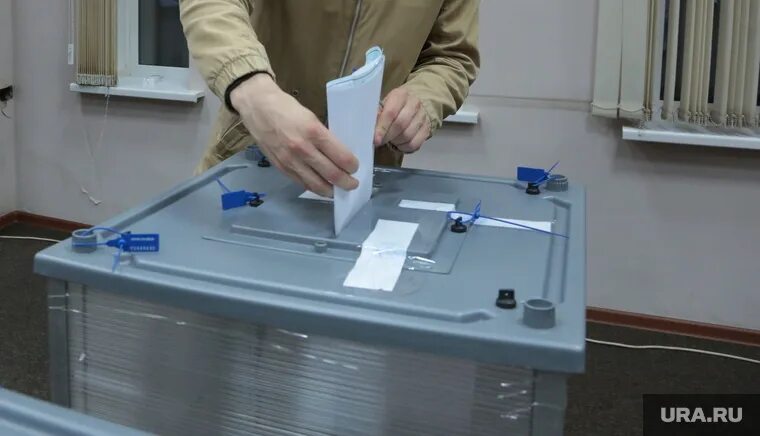 Опломбирование стационарного ящика. Опечатывание урны для голосования. Стационарный ящик для голосования. Переносной ящик для голосования. Пломба на стационарные ящики для голосования.
