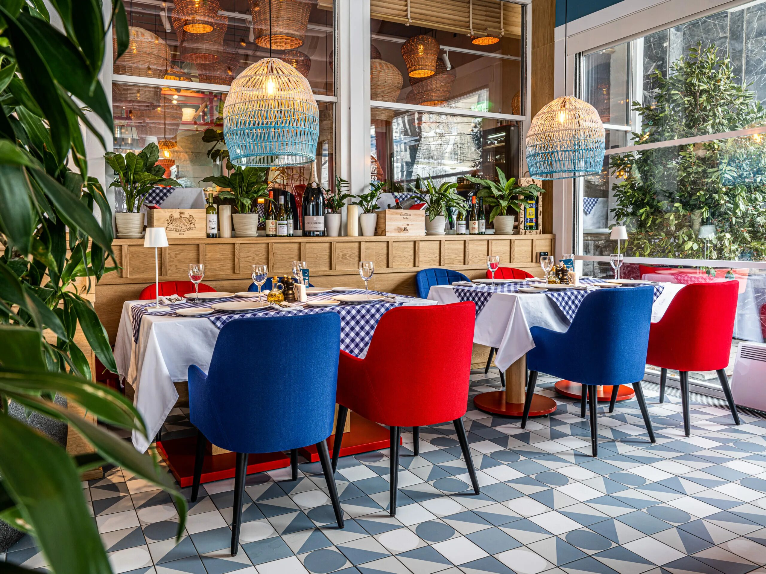 Ресторан магадан сочи. Ресторан сыто пьяно москва. Гудман ресторан москва. Внутренняя отделка кафе. Отделка кафе.