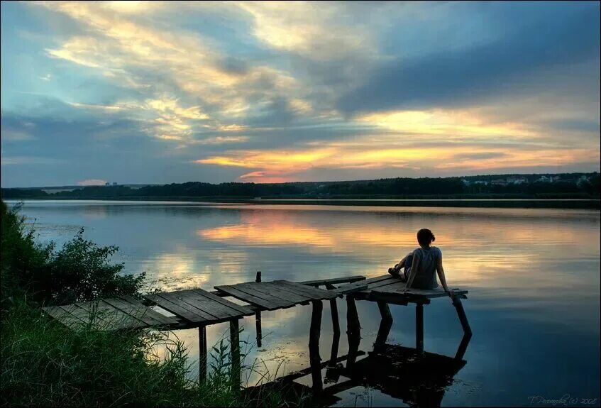 Видео на берегу озера. Человек на берегу озера. Человек на берегу реки. Люди на мостике на реке. Сидеть на берегу реки.