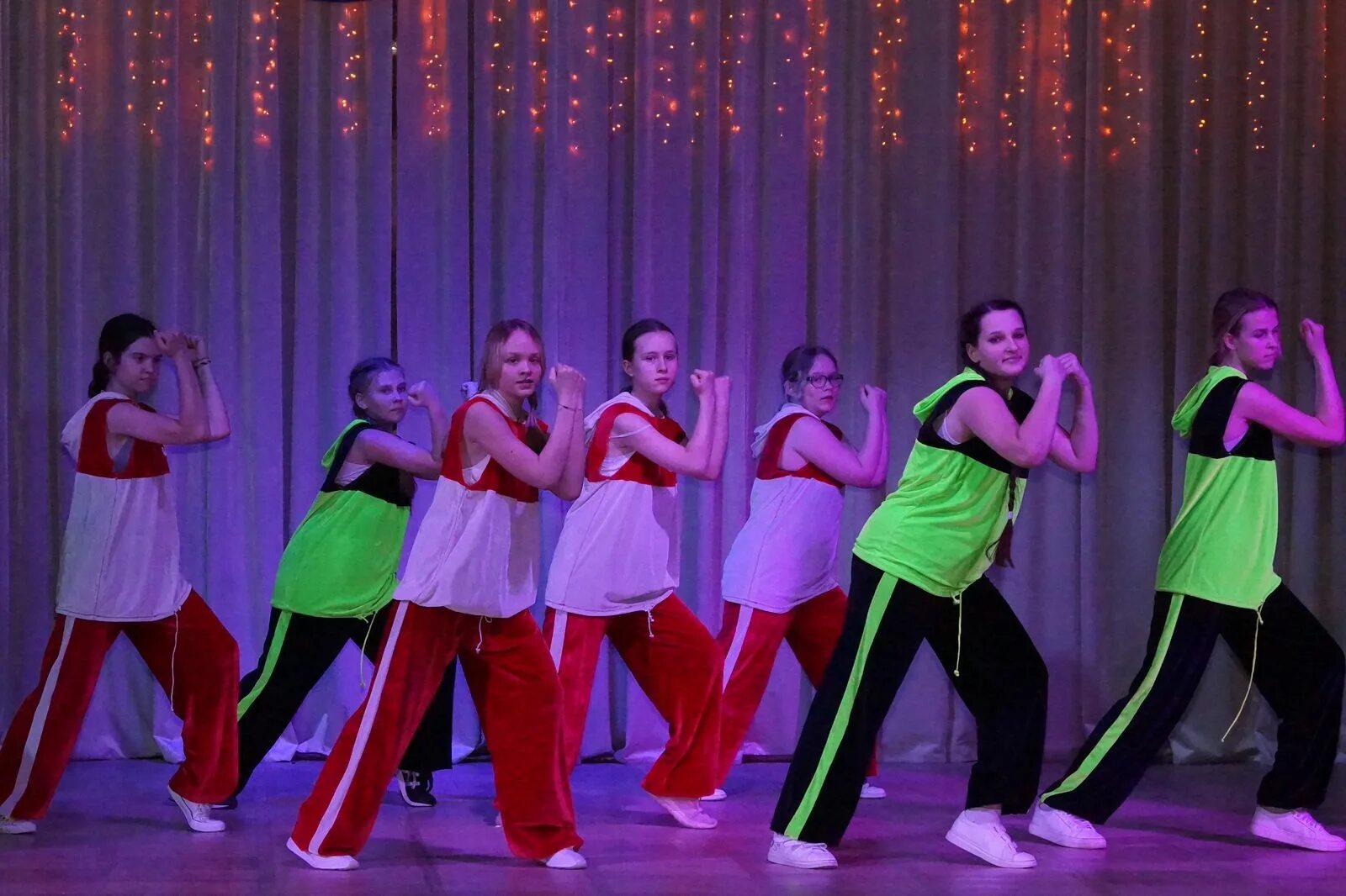 Школа танцев танцуй тут. Танцуй тут цветной. 10 авеню ставрополь танцы. 10 авеню школа танцев. Танцевальный коллектив вологда.