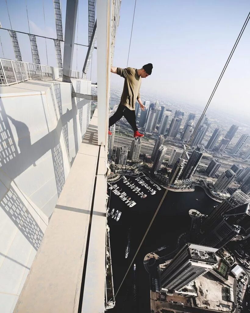 Парень поднимается по ступенькам. Поднимающийся человек на самый верхний этаж. Поднимающийся человек на самый верхний этаж. Подъем по лестнице. Поднимающийся человек на самый верхний этаж.