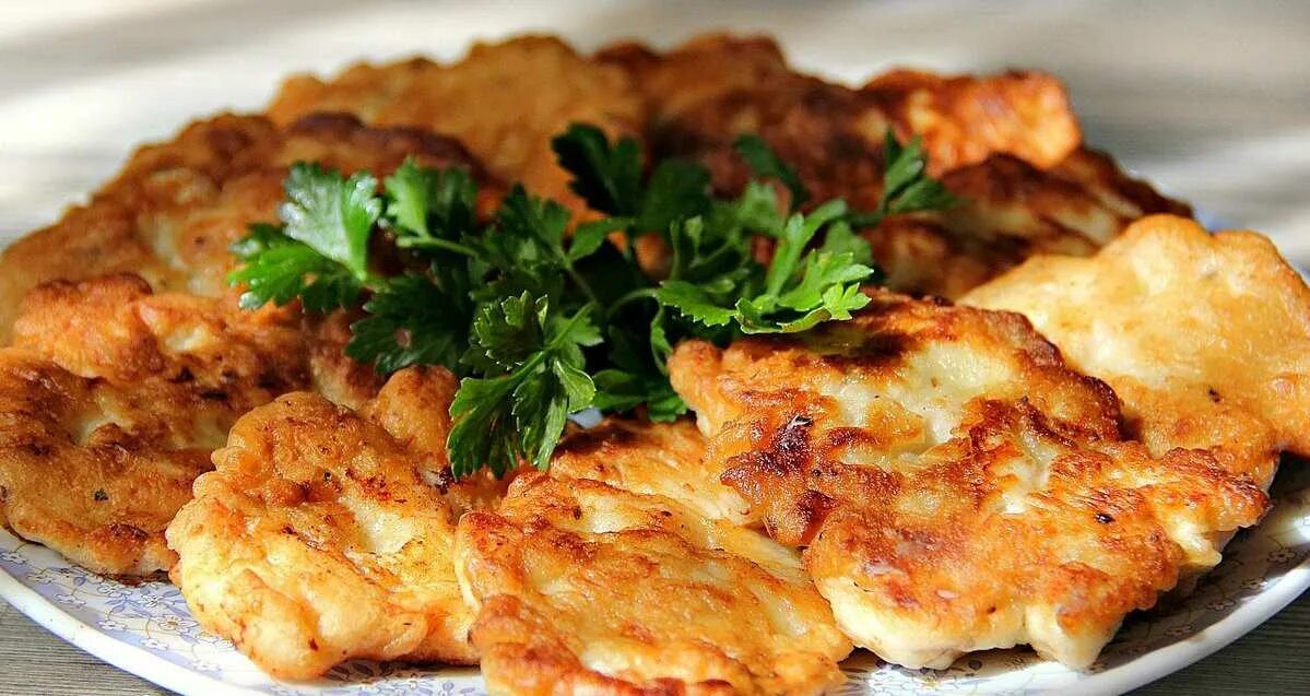 Вкусный шницель на сковороде. Куриная отбивная. Отбивные в кляре с сыром. Курица в сырном кляре. Отбивные из куриного филе в кляре.