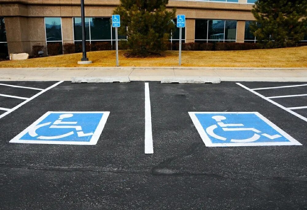 Машиноместо инвалидам. Парковочное место для инвалидов. Разметка для инвалидов на парковке. Место для инвалидов на парковке. Табличка парковка для инвалидов.