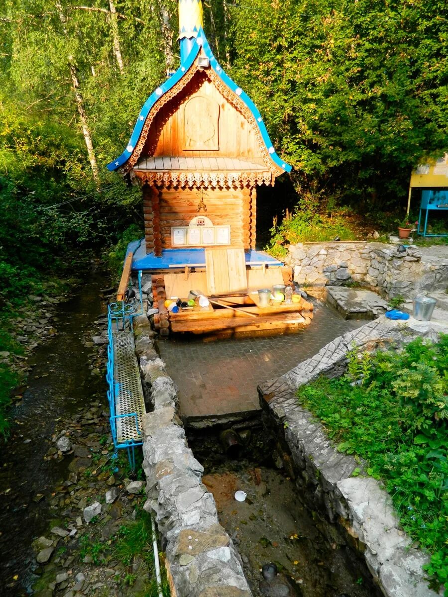 Святой источник отравлена. Святой ключ Искитим ложок. Святой источник Новосибирск ложок. Церковь в Искитиме ложок.