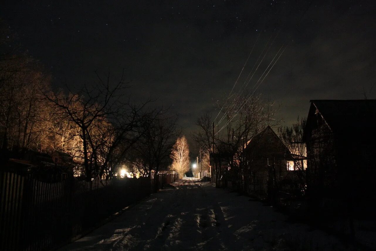 В деревне было темно. Темная улица в деревне. Ночь в деревне. Ночная деревня. Улица в деревне ночью.