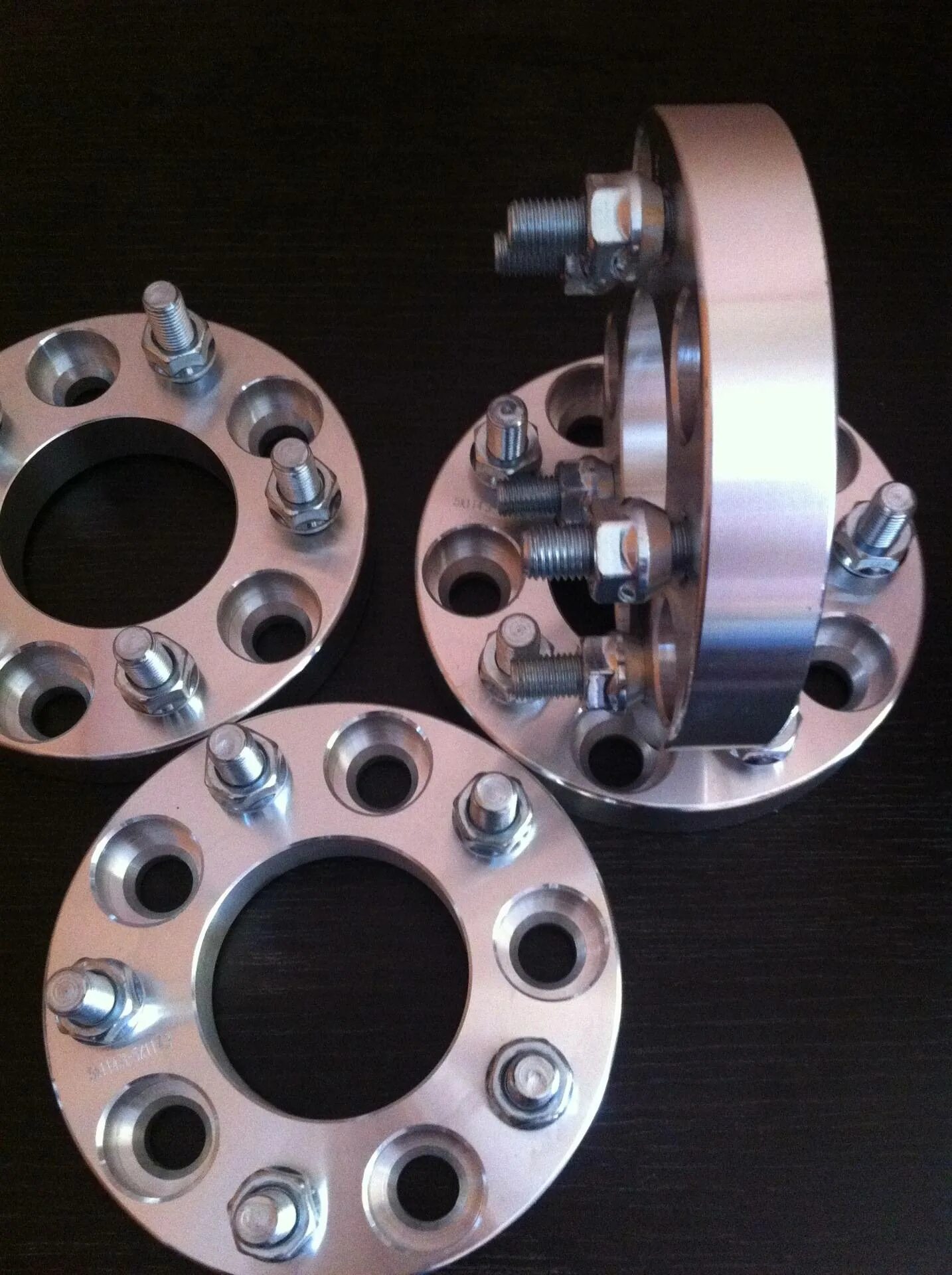 Колесные проставки на бмв 15 мм. Колесные проставки 2105 100мм. Колесные проставки 30 мм на ниву. 0 liter, 2005. Проставки для дисков 5мм мерседес.