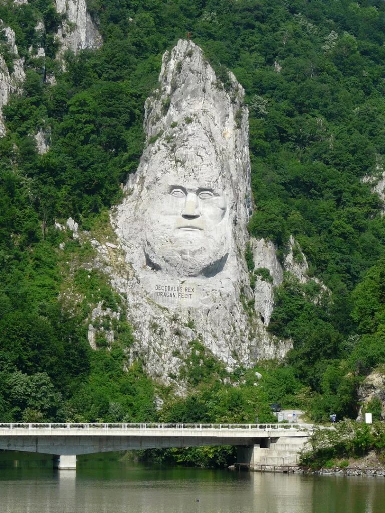 Статуи в скалах