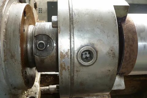 Установить патрон на токарном станке