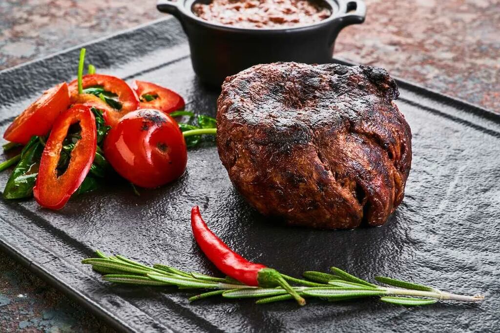 Филе миньон что это такое. Стейк рибай и филе миньон. steak филе-миньон. рибай филе миньон. торнедос стейк.
