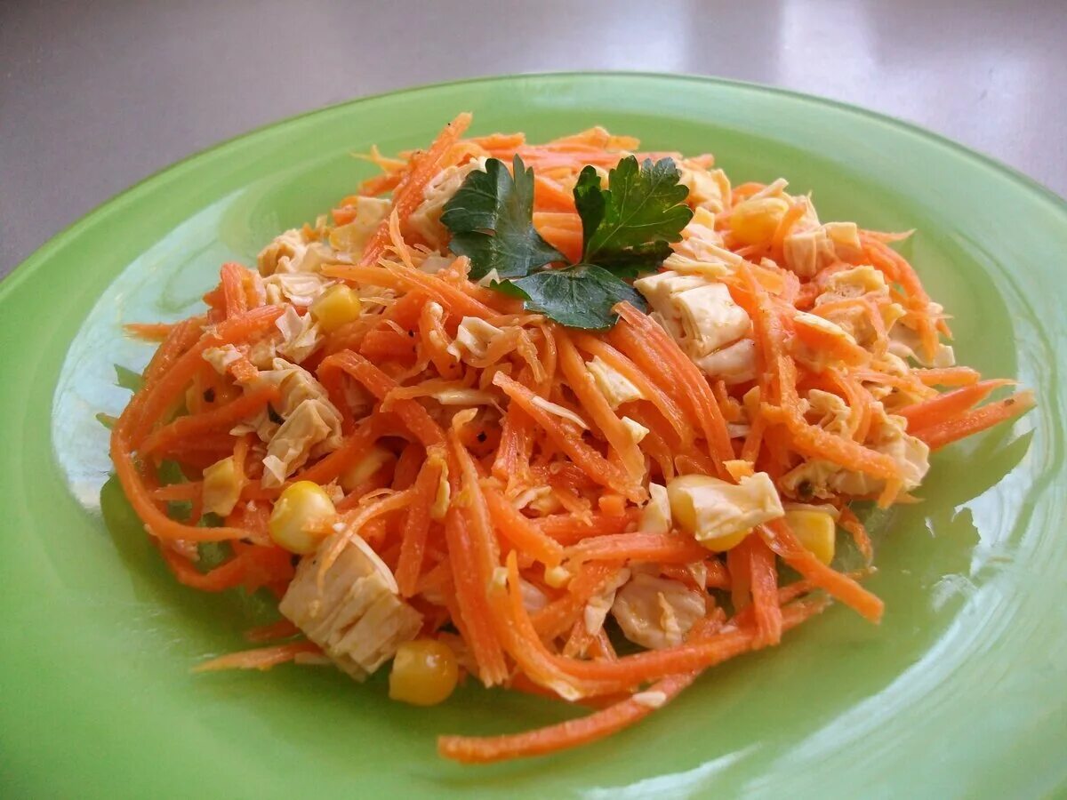 Салат с корейской морковкой. Салат из корейской моркови. Корейская морковь со спаржей. Салат из спаржи и корейской моркови