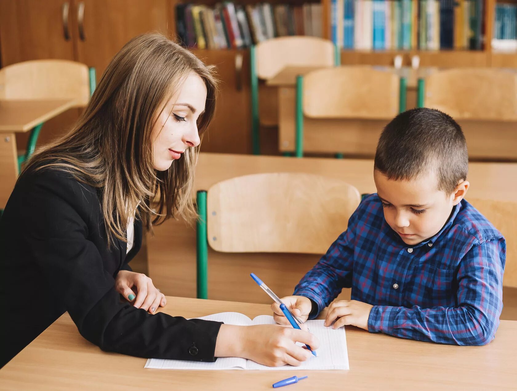 Teach start. Учитель успокаивает ученика. Доверие педагога к ученику. Дружба с учителем. Учитель и ученик договариваются.