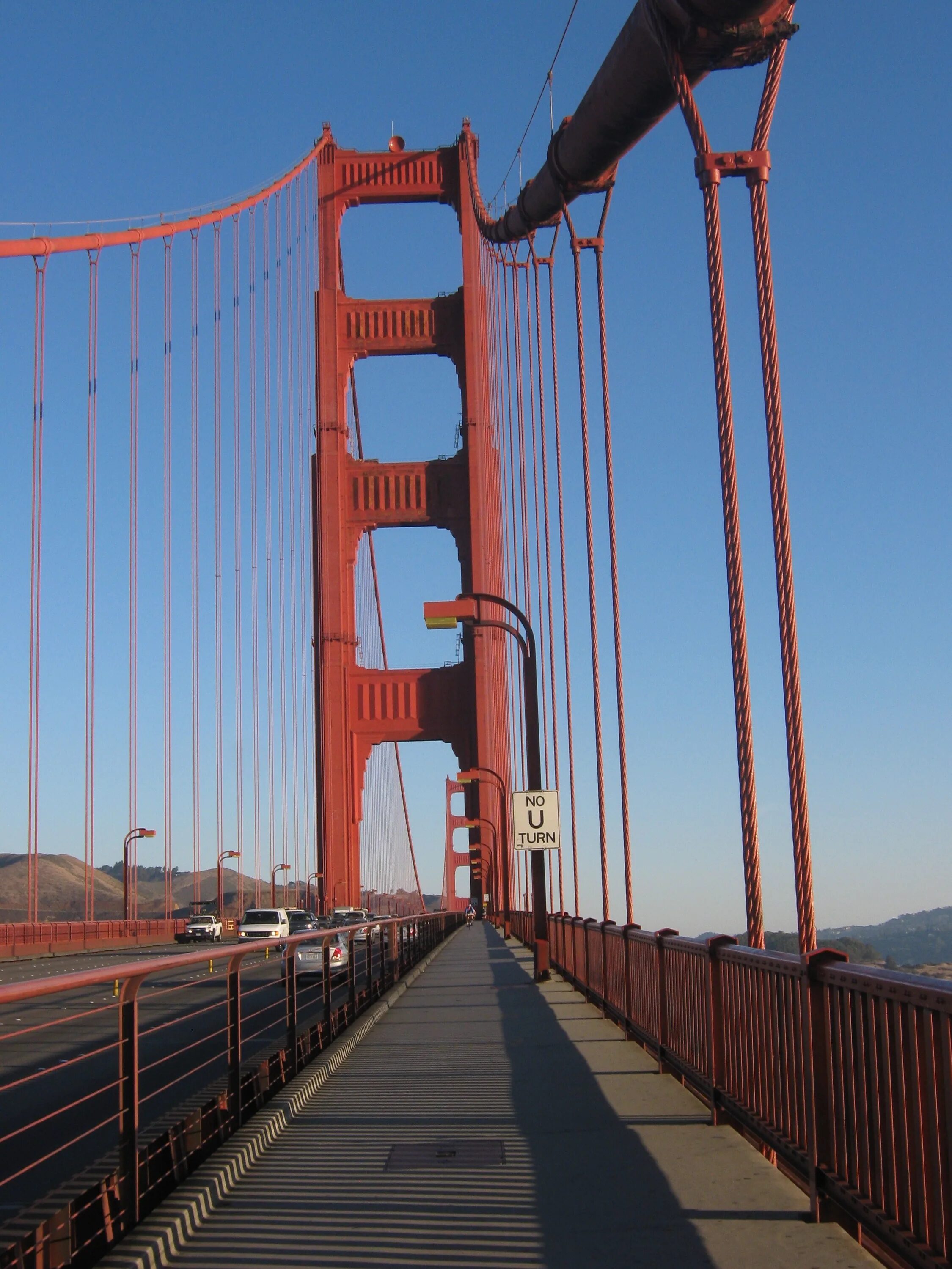 В сша через мост. Мост золотые ворота в Сан-Франциско. Вантовый мост Сан Франциско. Мост Голден гейт Сан Франциско. Висячий мост в Сан Франциско.