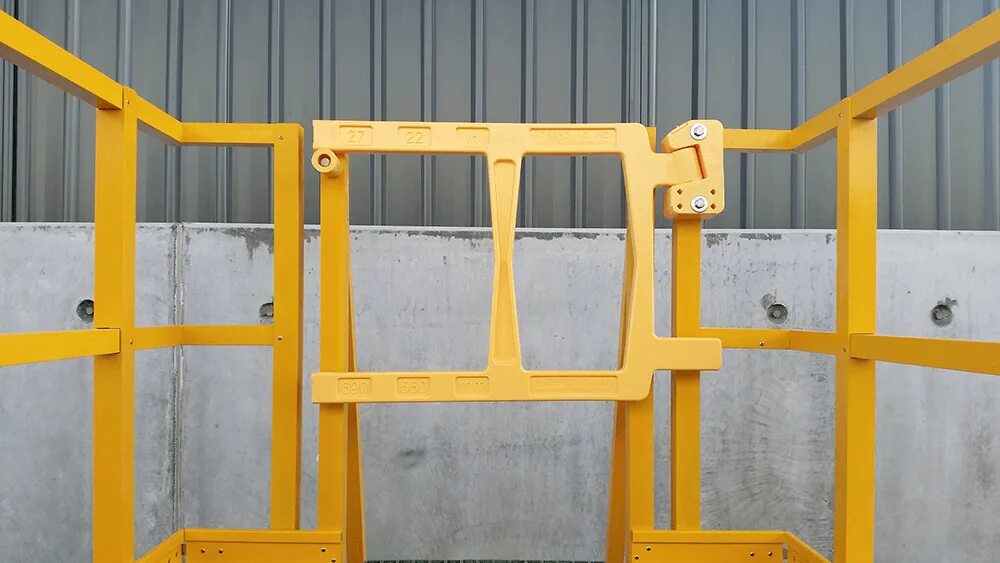 Self closing. Safegate ворота. ворота индастриал. gravity self closing gates. self closing gravity swing safety.