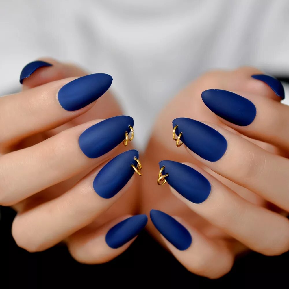 Синие ногти миндаль. Синие матовые ногти. Синий матовый маникюр. Темно синие ногти. Темно синие матовые ногти.