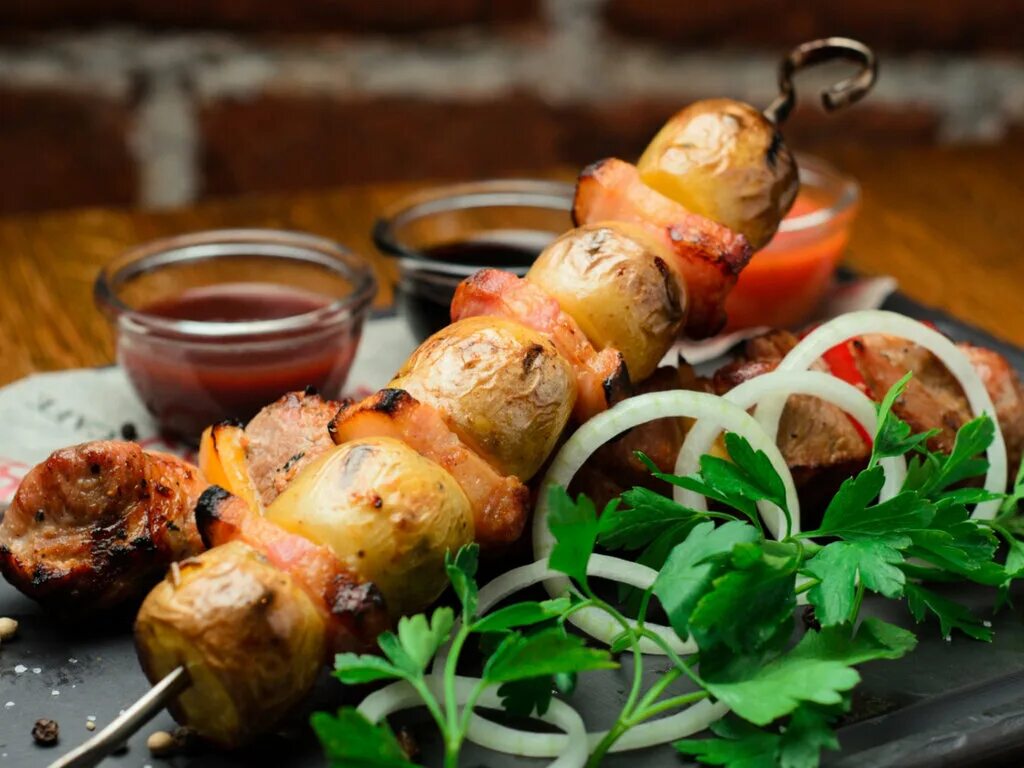 Шашлыков тюмень. Шашлык в ассортименте. Шашлык на шампуре. Шашлык вид сверху. Красивый шашлык.