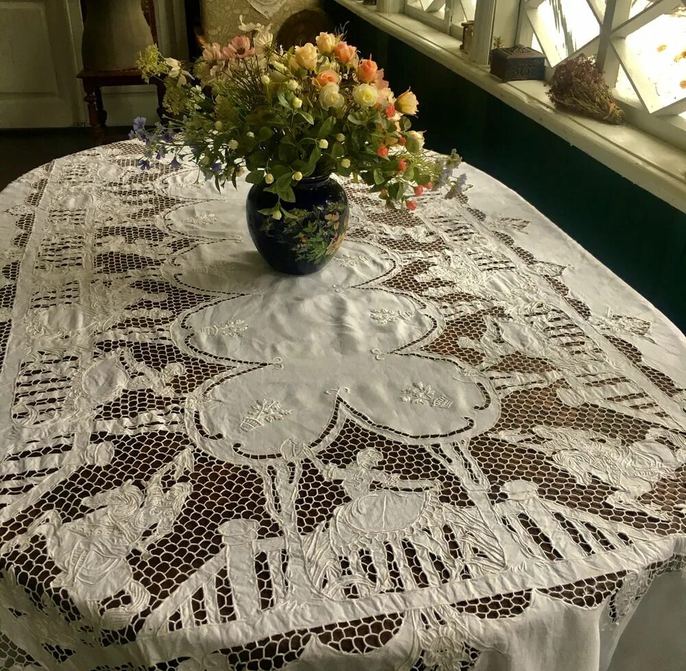 Скатерть круглая лен. Розы на скатерти fhd. Скатерть ручная вышивка. Скатерть ярмарка. Вышитая новогодняя скатерть.