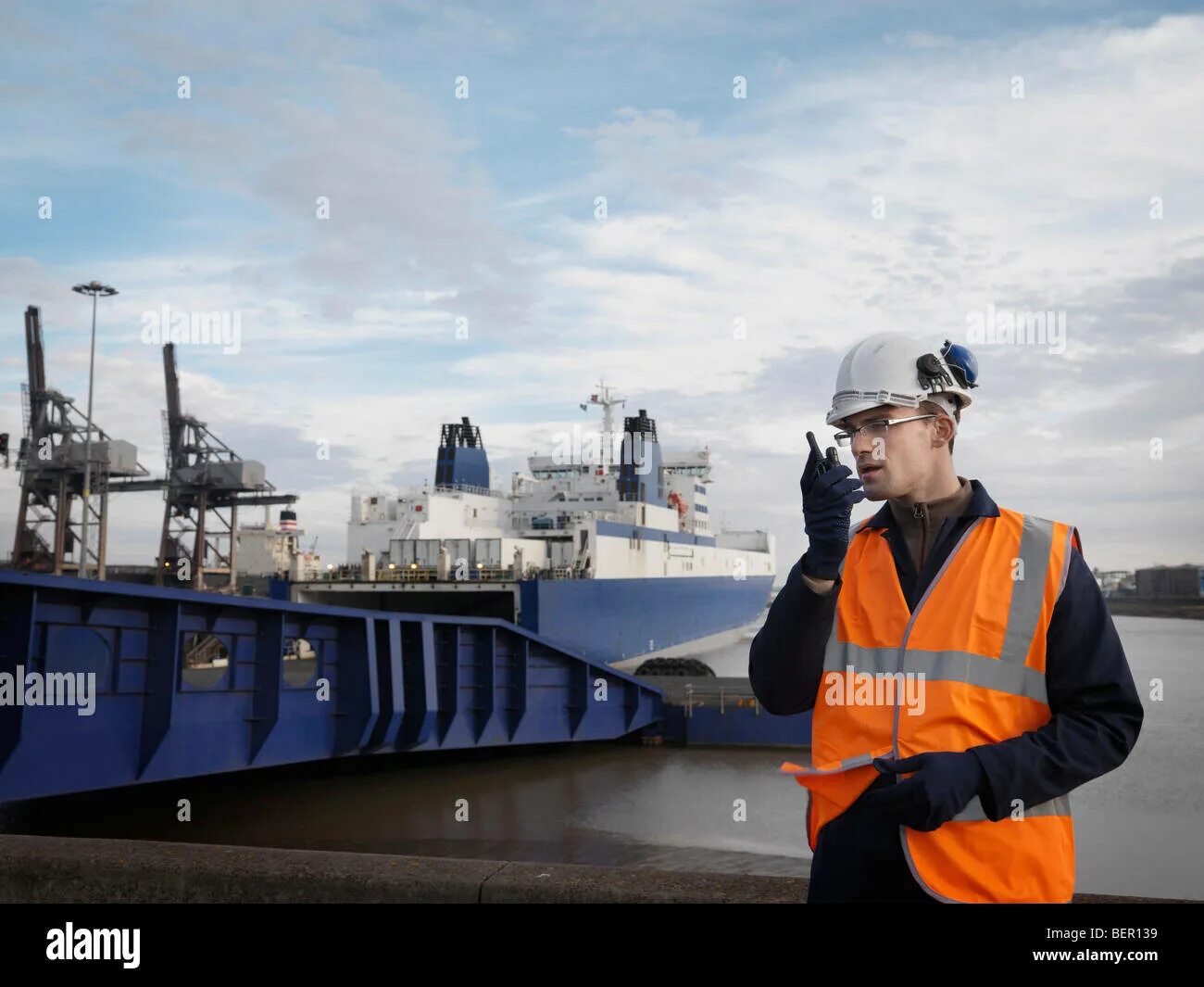 139 порт. Работник в порту смешное. работа людей в порту. maintenance ship. condition based maintenance.
