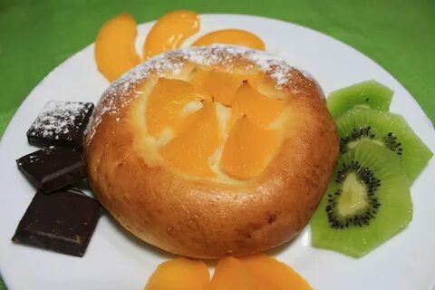 Булочка с персиком
