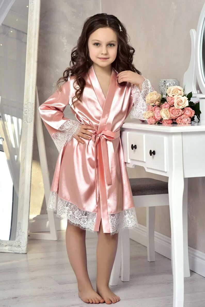 Халат для девочки 10 лет. Халат для девочки 12 лет. Девушка в халате. Махровый халатик для девочки. Халат для девочки 8 лет.