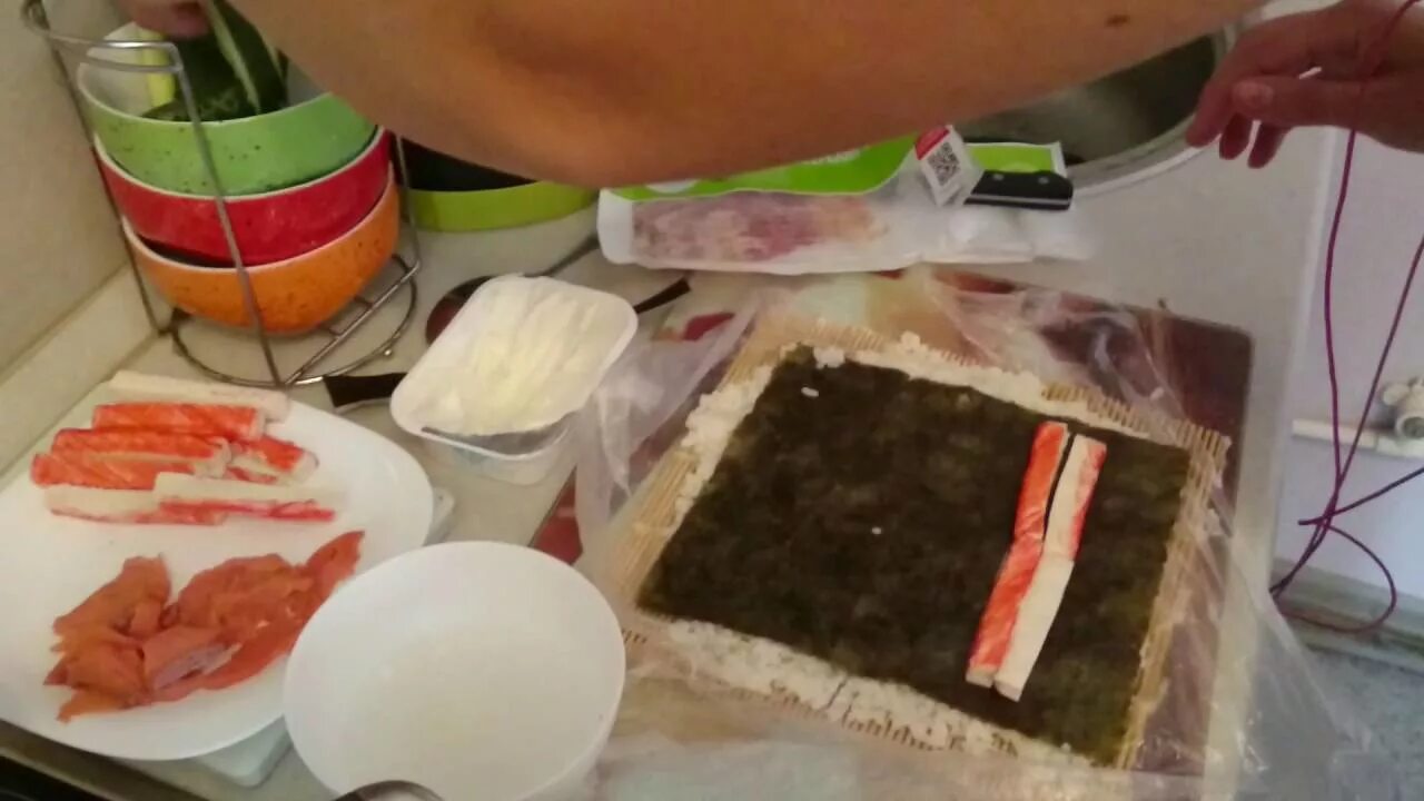 Готовим роллы видео. Как делать роллы с кунжутом. как сделать роллы с кунжутом. как приготовить роллы с кунжутным маслом.