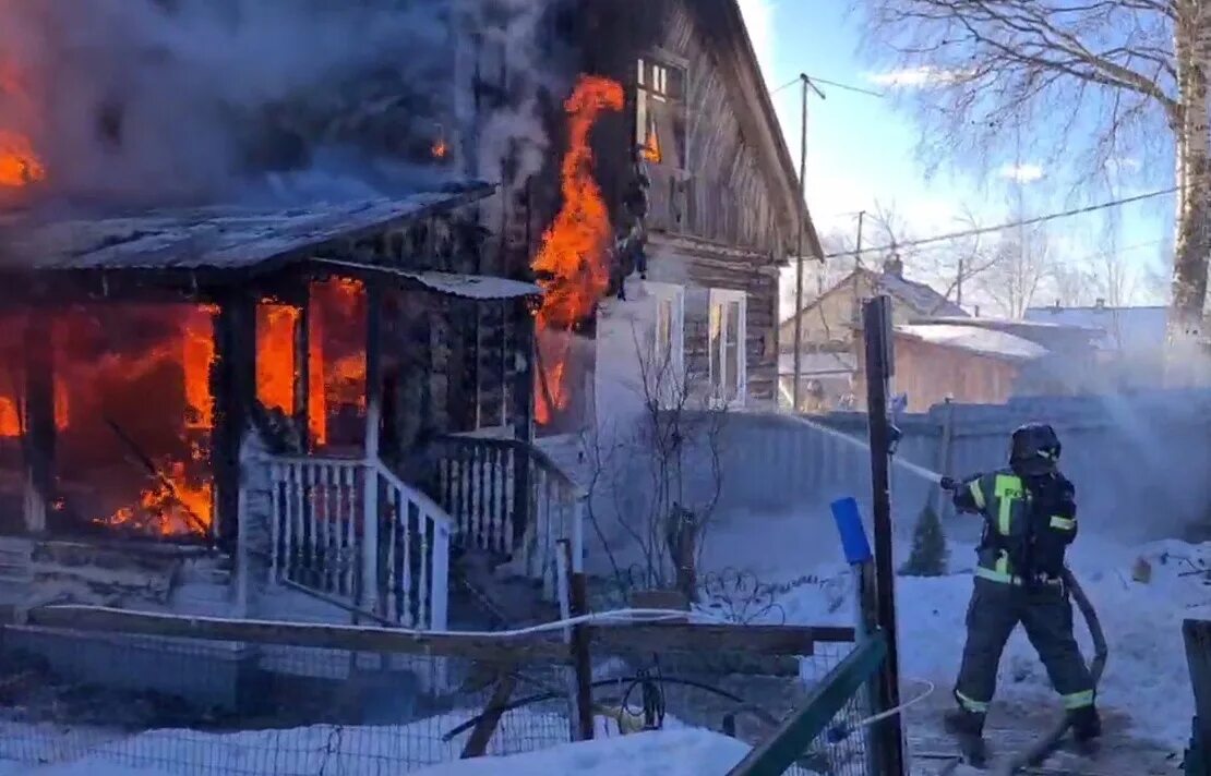 Пожары. Пожар в доме. Сгоревшее здание. Пожарные на пожаре. Сгорели рабочие