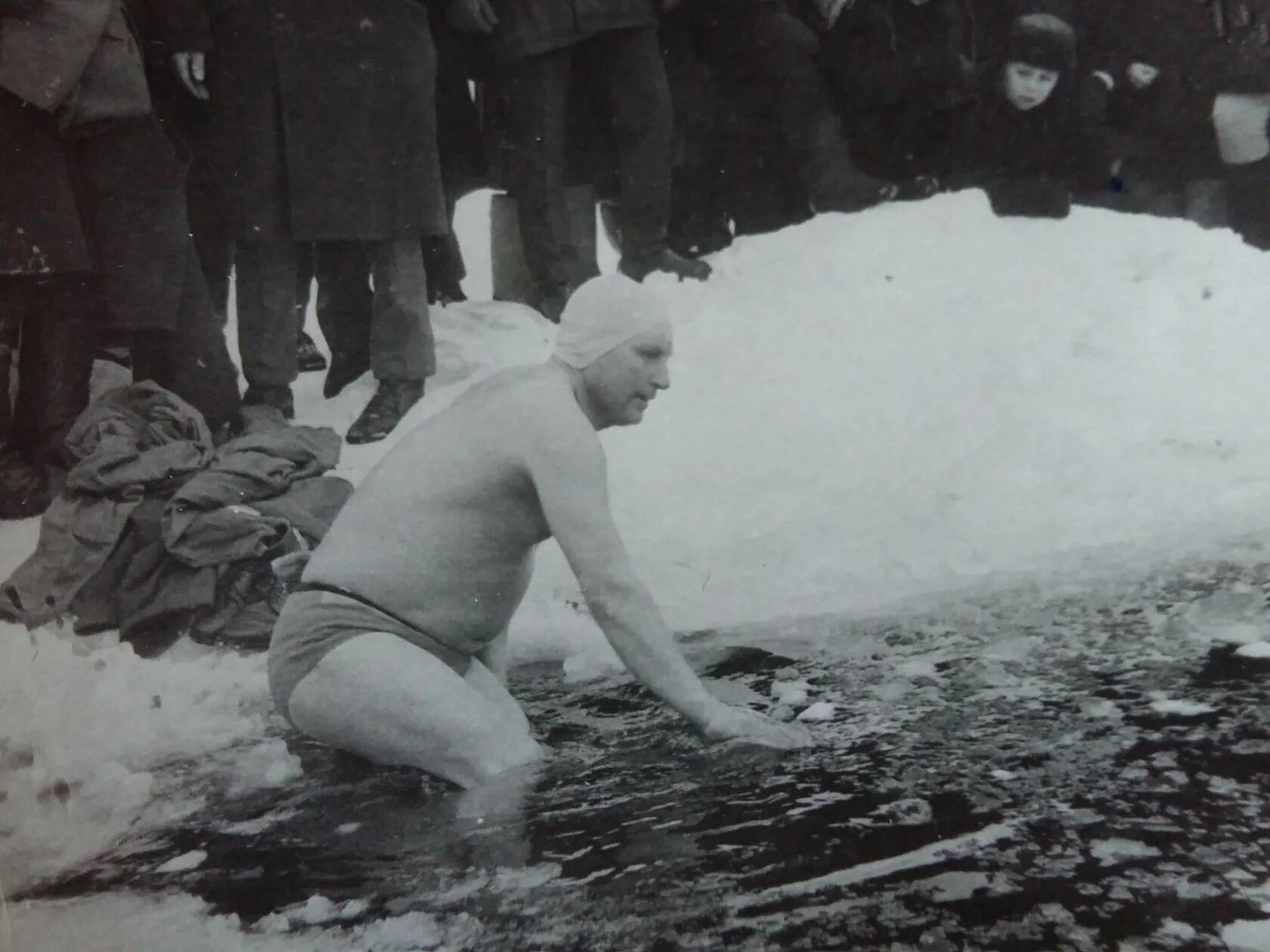 Пьяные моржи старик. Закаливание пенсионеров. Зимние купания в проруби. Сергей кузнецов нормааально. Сергей кузнецов намана.