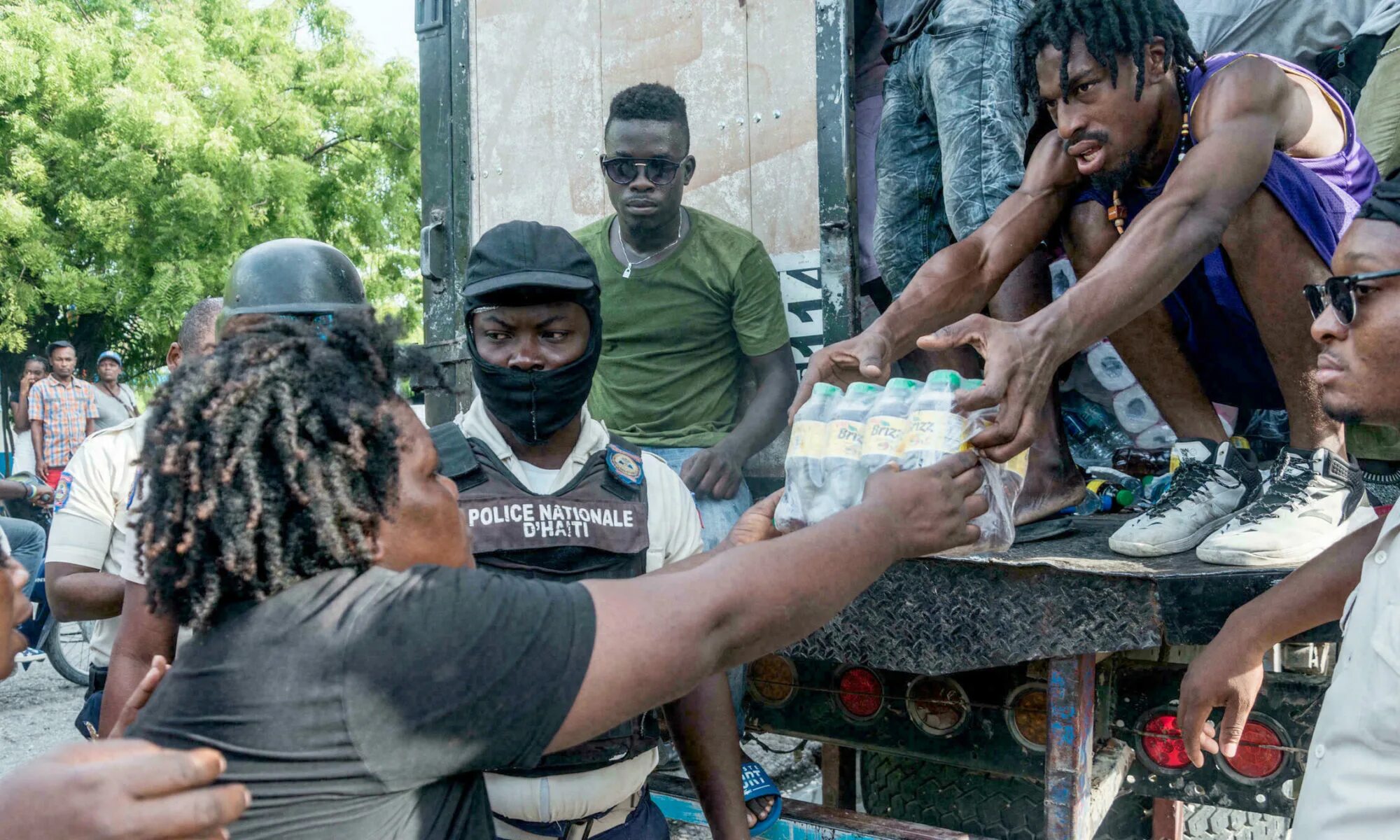 На гаити едят людей. Гаити фавелы. Гаити Тонтон Макуты.