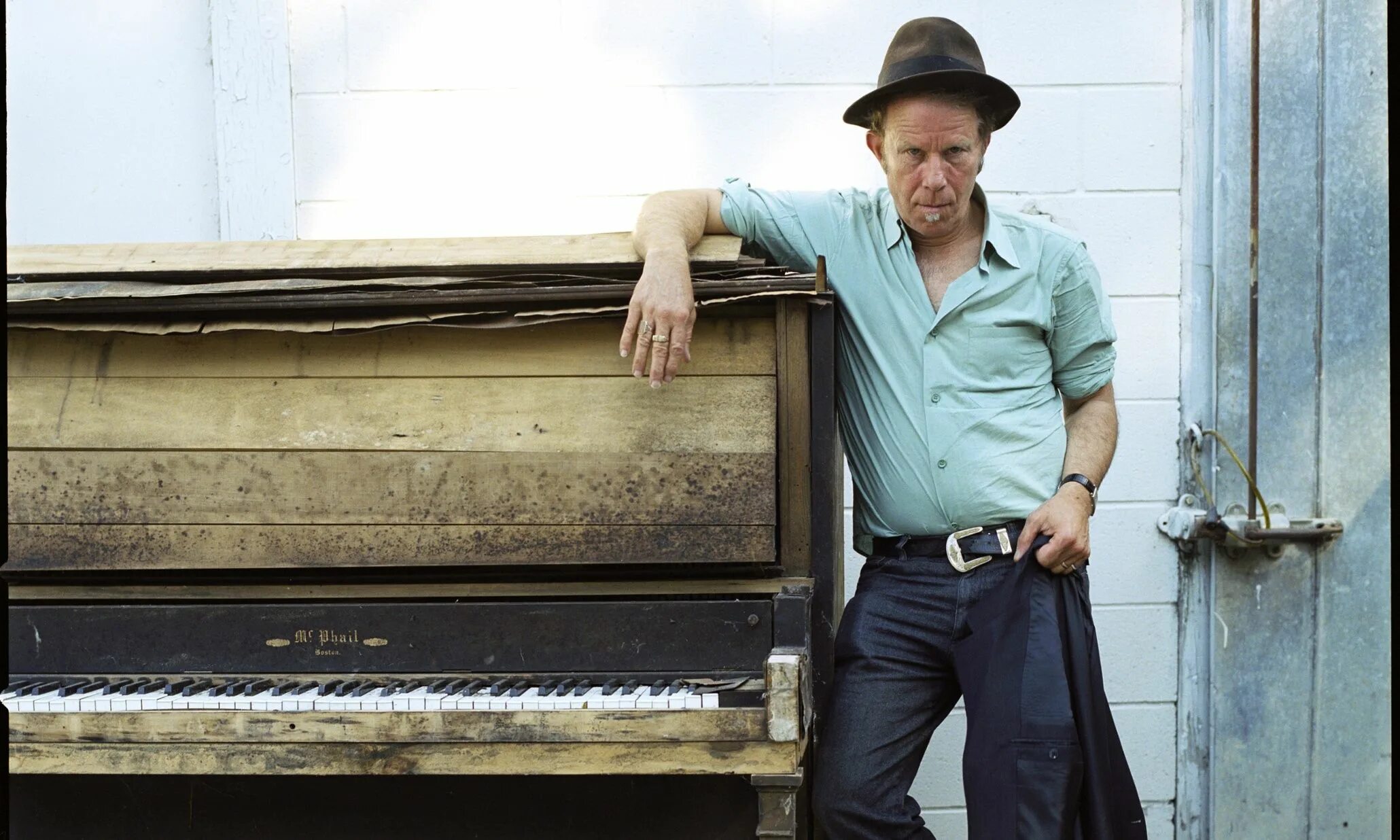 Waiting music. 2019 Tom waits. Том Уэйтс 2021.