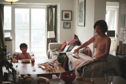 Голая мама ходит перед сыном с купальнике, спровоцировав инцест.