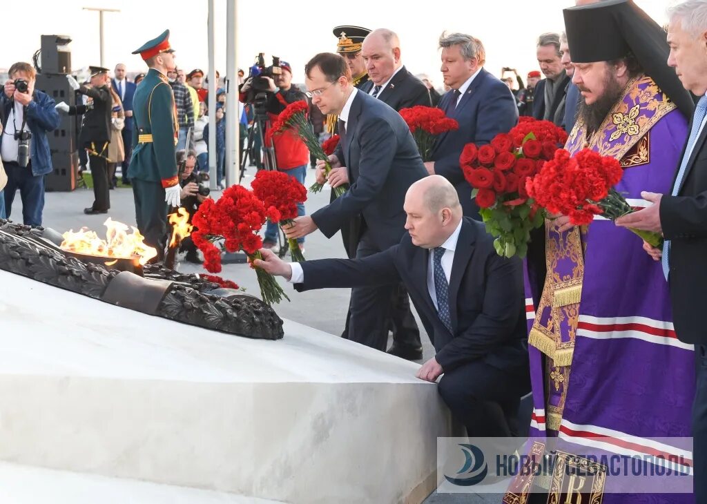 Памятник примирения. Памятник 100 летию окончания гражданской войны в Севастополе. Памятник примирения в Севастополе. Памятник жертвам гражданской войны в Севастополе. Севастополь открытие памятника примирения.