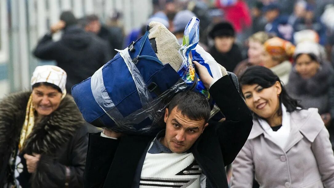 Переехать в азию. Трудовая миграция кыргызстанцы в Москве. Таджики в России мигранты. Узбекские гастарбайтеры. Узбекские гастарбайтеры в России.