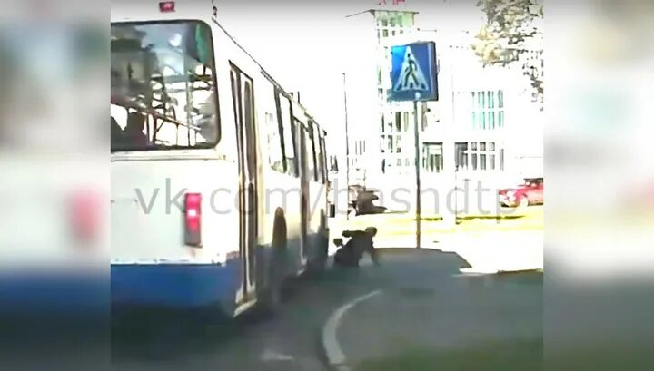 Троллейбус сбил пешехода. На Айвазовского троллейбус сбил пешехода. Троллейбус в Орле задавил людей. Троллейбус задавил женщину в Чите.
