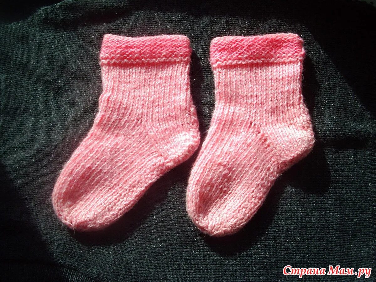 Носки спицами для детей. Носки детские вязаные. Вязаные носки для девочки 3 лет. Детские носки на двух спицах.