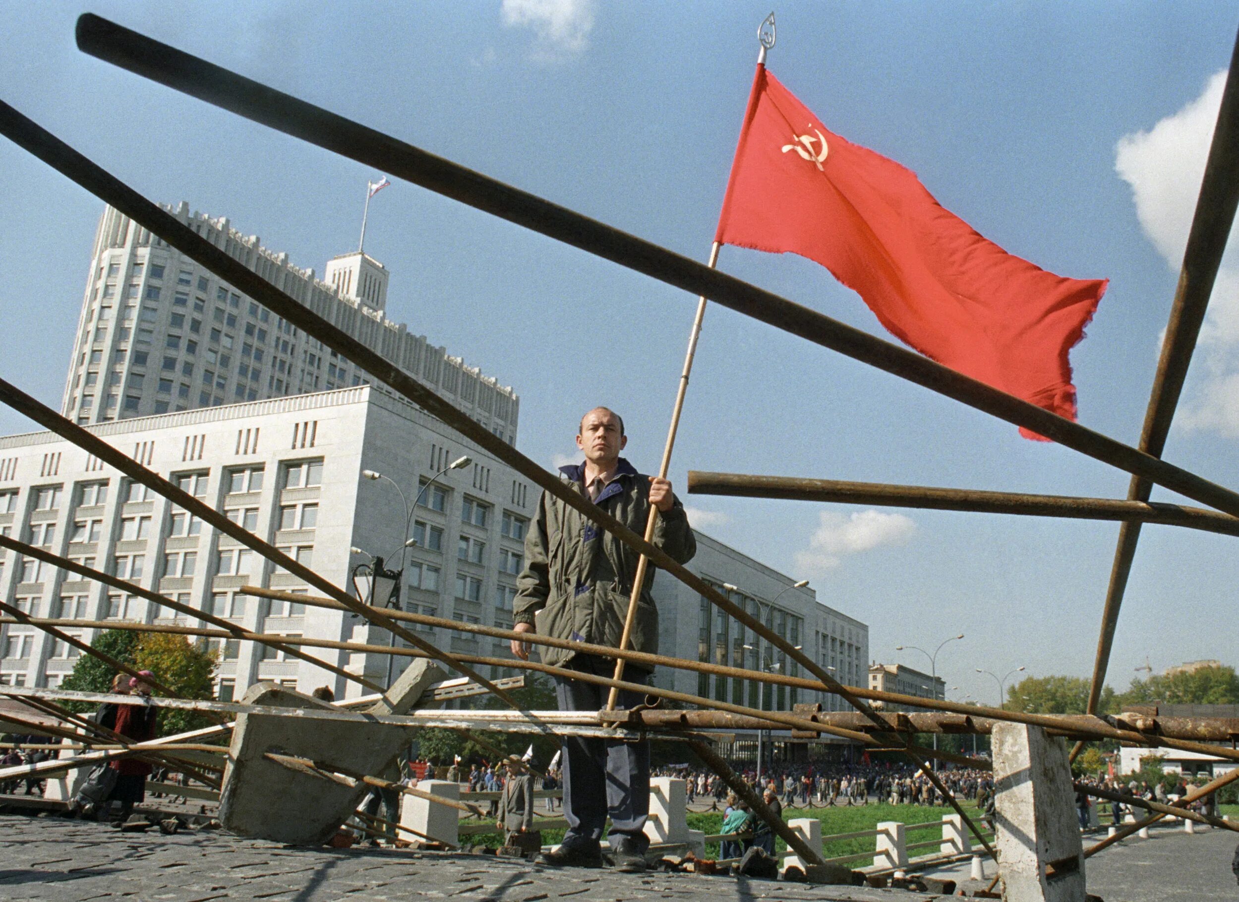 События 3 октября 1993. Путч 1993 баррикады. октябрьский путч 1993. путч 1993 белый дом. баррикады в москве 1993.