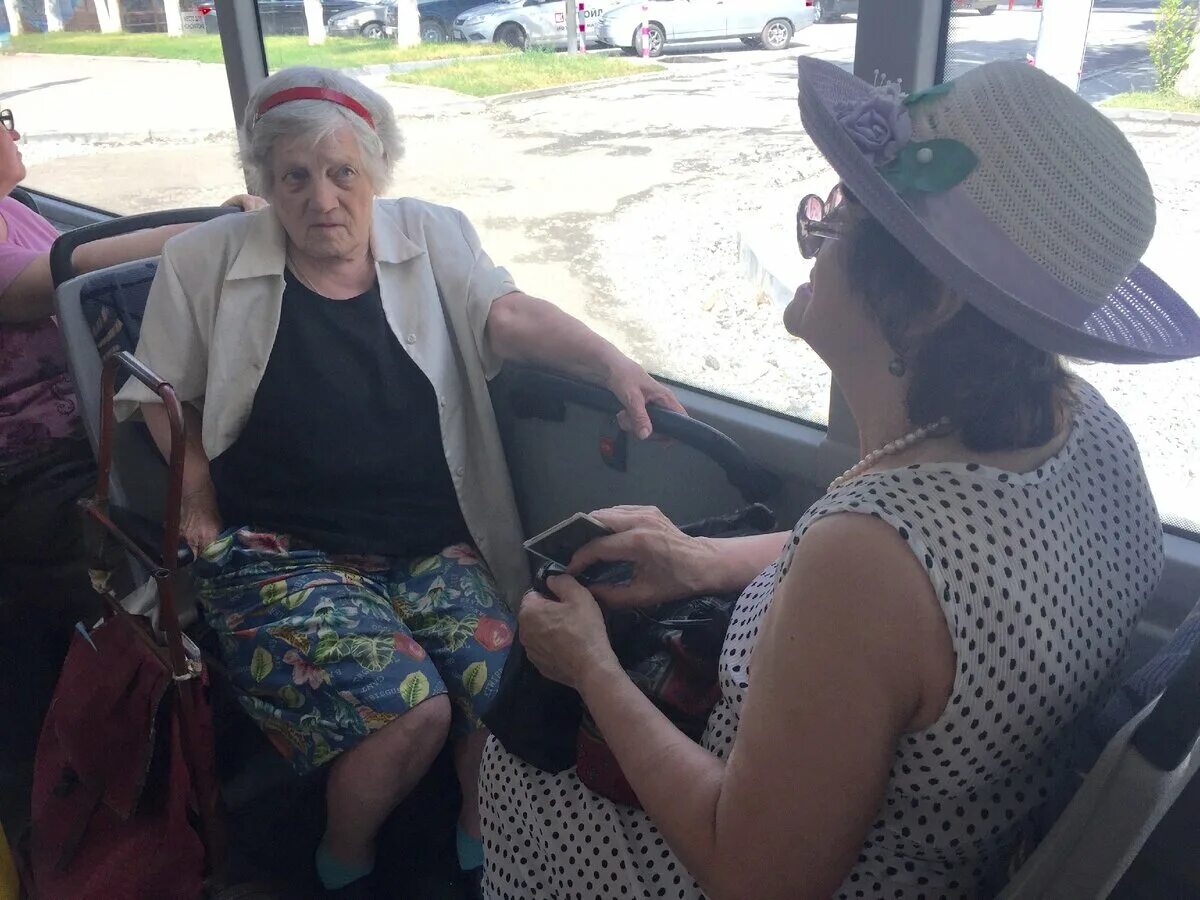 Остановитесь бабушки. Бабки в автобусе. Бабки в маршрутке. Бабки в трамвае. Две бабульки в автобусе.