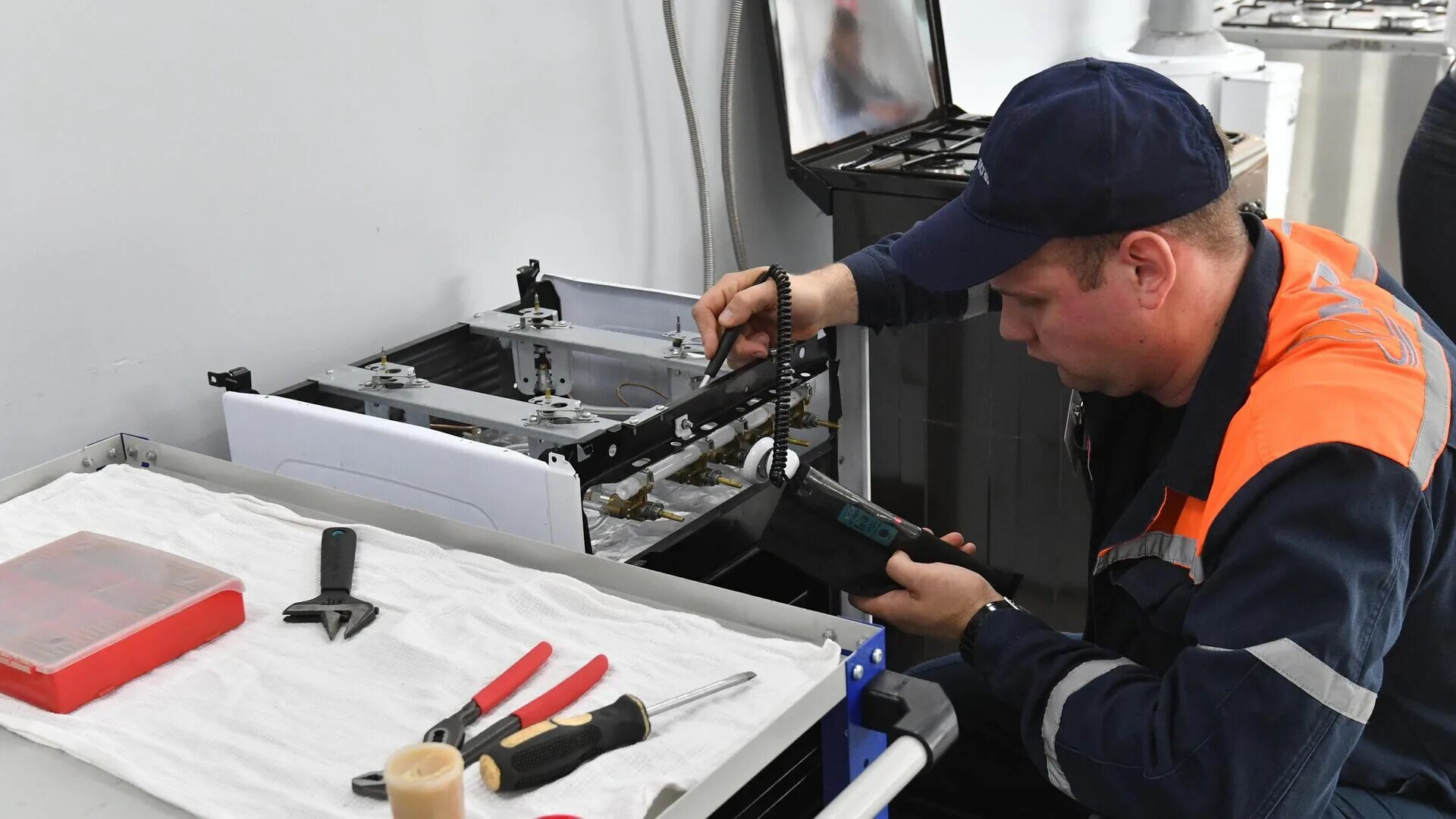 Мосгаз сервисная служба. Вдго газового оборудования. Взрыв газа в жилом доме фото. Техобслуживание газового оборудования. Слесари мосгаза.