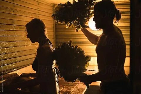 Женщина смотрит парной