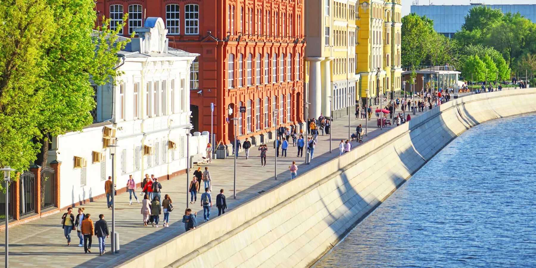 Москва прогулка домами. Якиманская набережная москва. якиманская набережная пешеходная зона. москва улица якиманская набережная 1. якиманская набережная цдх.
