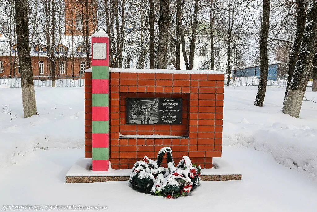 Площадь Победы Людиново. Памятники достопримечательности Людиново. Людиново памятник героям подпольщикам. Аллея славы мемориальный комплекс около площади Победы Людиново. Объявления людиново калужской области