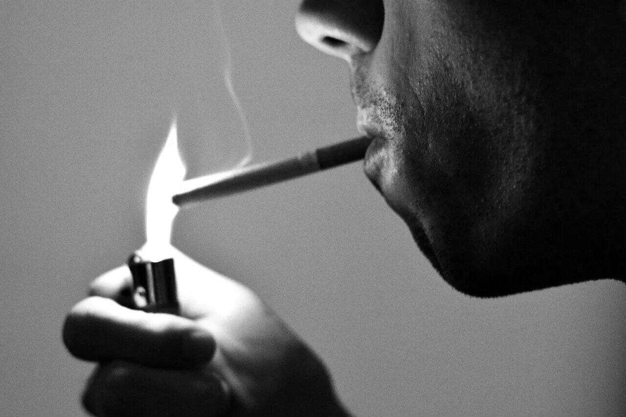 Smoking remembers. Smoking remembers. Smoking remembers. Красивый мужчина с сигаретой. Сигареты курят.
