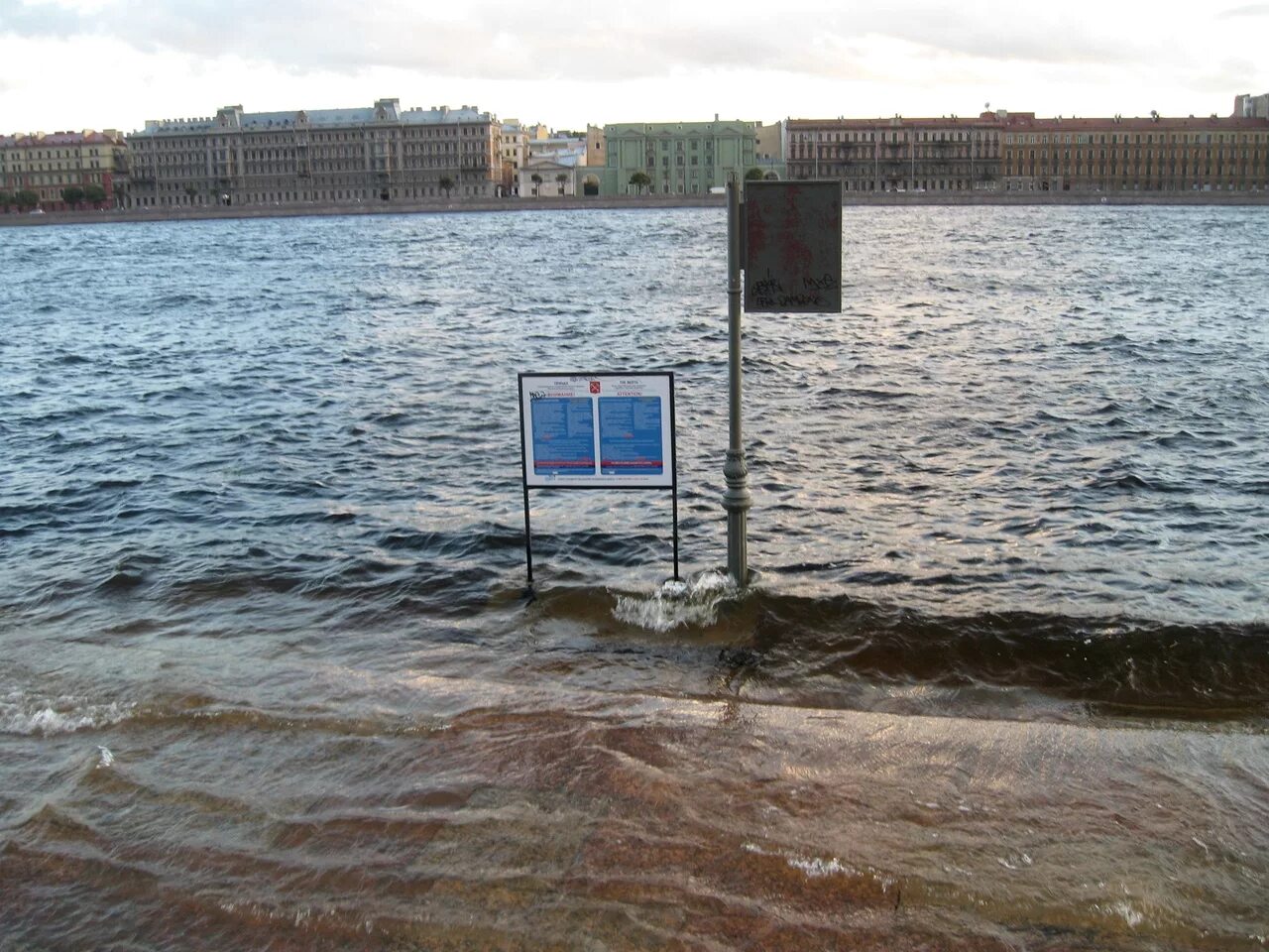 История наводнений в санкт петербурге. Наводнение в санкт-петербурге 2010. река нева наводнение. наводнение в санкт-петербурге 1724. подтопление в спб.