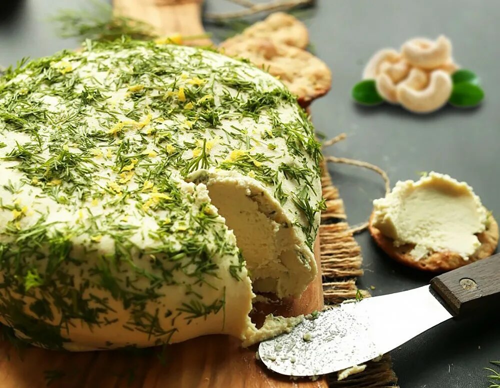Сыр с зеленью. Домашний сыр из творога. Сыр vegan. Сыроедческий сыр. Веган сыр.