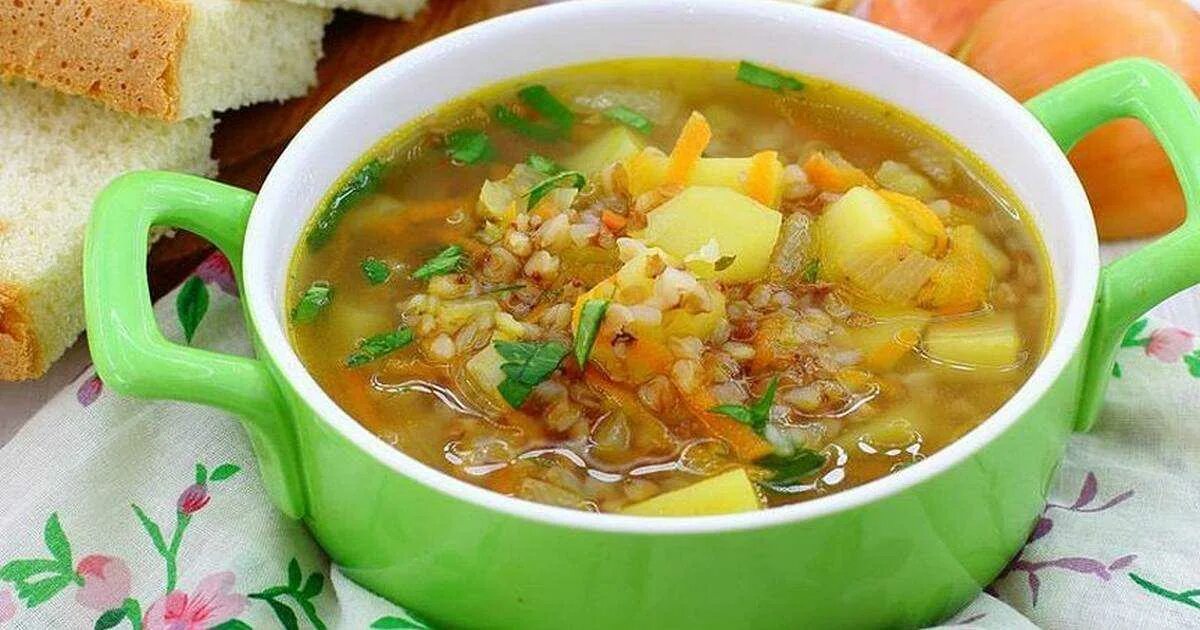 Суп гречневый с говядиной. Похлебка с гречневой крупой и картофелем. гречневый суп с курицей. суп с гречкой и курицей. гречнывыйсуп с курицей.