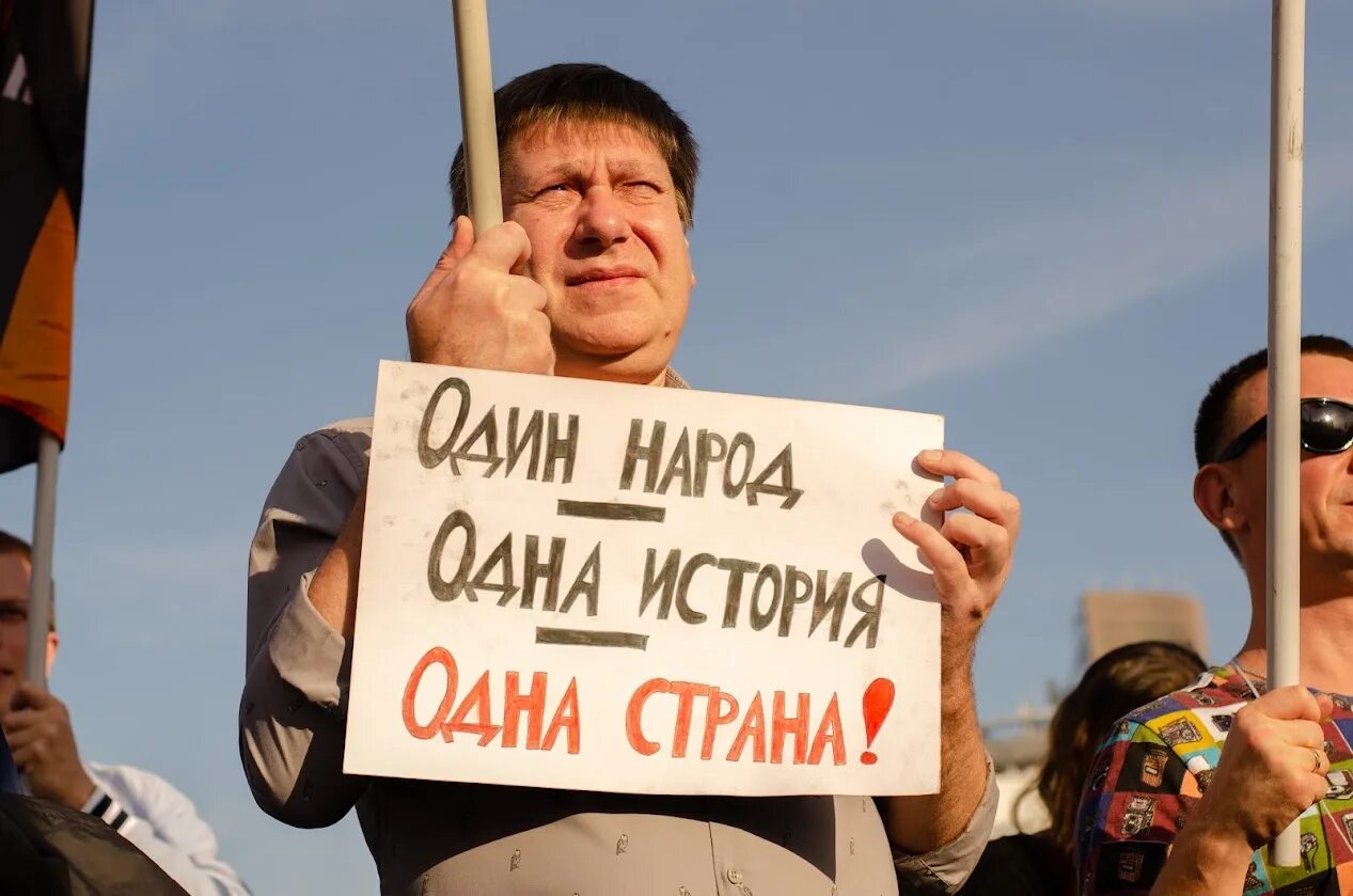 Политика российского меньшинства. Парад меньшинств. Парад меньшинств. Плакаты на тему национальные меньшинства. Меньшинства карикатура.