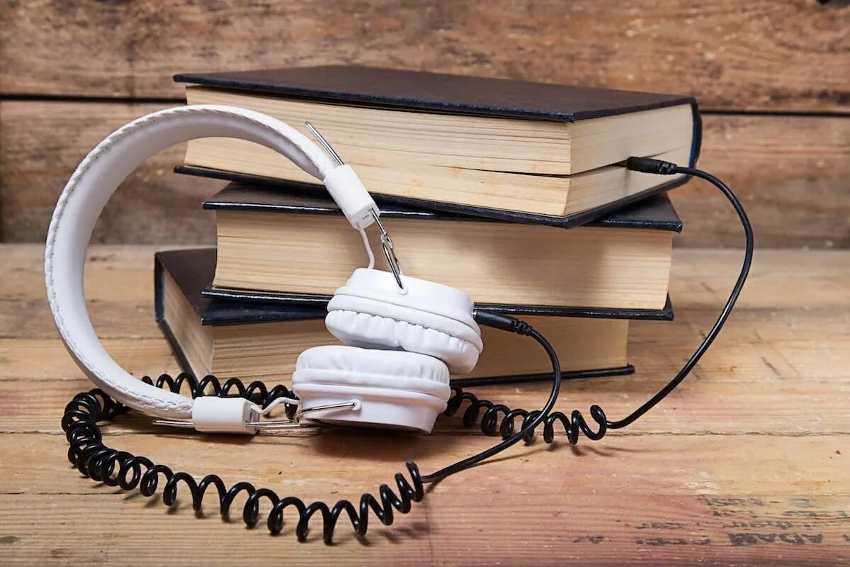 Наушники эстетика. Прослушивание аудиокниг. Книга и наушники. Книга в наушниках. Гаттака обложка.